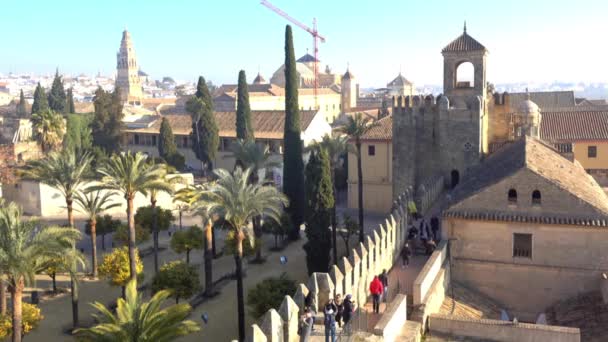 Alcazar de los Reyes Cristianos (Castelo dos Monarcas Cristãos) em Córdoba, Andaluzia, Espanha. Fortaleza serviu como uma das residências primárias de Isabel I de Castela e Fernando II de Aragão . — Vídeo de Stock