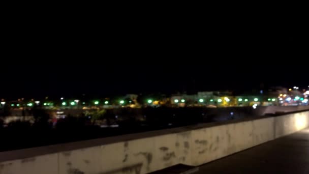 Estátua de Arcanjo Rafael na Ponte Romana no rio Guadalquivir no centro histórico de Córdoba, Andaluzia, Espanha . — Vídeo de Stock