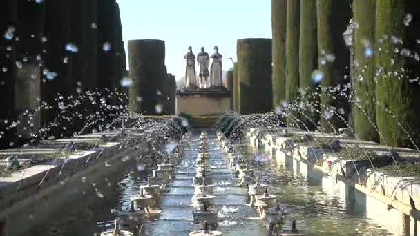 Alcazar de los Reyes Cristianos (Château des Monarques Chrétiens) à Cordoue, Andalousie, Espagne. Forteresse a servi comme l'une des résidences principales d'Isabelle I de Castille et Ferdinand II d'Aragon . — Video