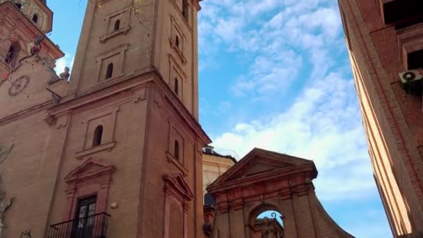 Basílica de Nossa Senhora das Angustias em Granada. Granada é uma cidade na comunidade autónoma da Andaluzia, Espanha, localizada aos pés das montanhas da Serra Nevada, nos rios Beiro, Darro, Genil e Monachil . — Vídeo de Stock