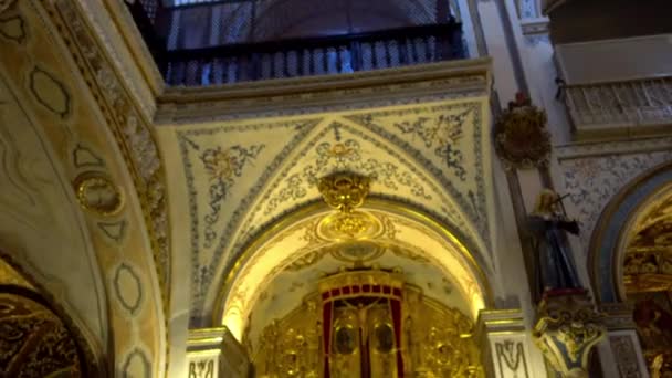 GRANADA, ESPAÑA - 29 DE ENERO DE 2017: Iglesia de Sant Antonio en la calle Recogidas de Granada. Granada es una ciudad en la comunidad autónoma de Andalucía, España, situada a pie de Sierra Nevada . — Vídeo de stock