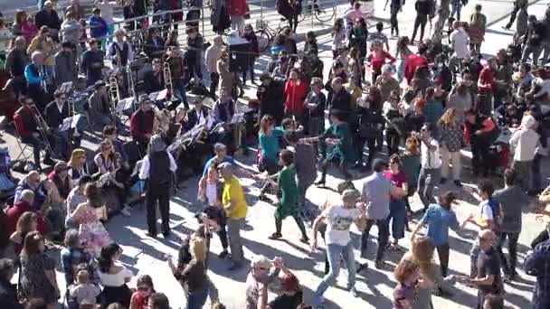 Malaga, Spanje - 22 januari 2017: Dans met orkest aan kade in Malaga. Malaga is een gemeente in de autonome gemeenschap van Andalusië, Spanje. Een grote stad in Europa. — Stockvideo