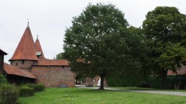Castle, Germen sırasına göre Malbork yüzey alanı tarafından dünyanın en büyük kalesidir. Bir Ordensburg kale şeklinde Töton Şövalyeleri tarafından Marienburg, Prusya içinde inşa edilmiş.