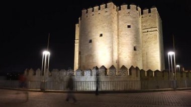 Calahorra kule Cordoba, Endülüs, İspanya, İslam kökenli tarihi merkezinde müstahkem kapısıdır. Kule geç 12. yüzyıl Roma köprüsü üzerinde Guadalquivir korumak için Almohads tarafından yapılmıştır.