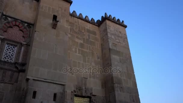 Antigua Capilla burgemeester in grote moskee-kathedraal van Cordoba, ook bekend van de Mezquita, wiens kerkelijke kathedraal van onze lieve vrouw van veronderstelling heet is de katholieke kathedraal van het bisdom in Andalusie, Spanje — Stockvideo