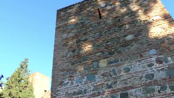 Alcazaba è una fortificazione a Malaga, in Spagna. Fu costruito dalla dinastia Hammudid all'inizio dell'XI secolo. Cittadella costruita sulla collina che domina il porto, e comprende due recinti murati . — Video Stock