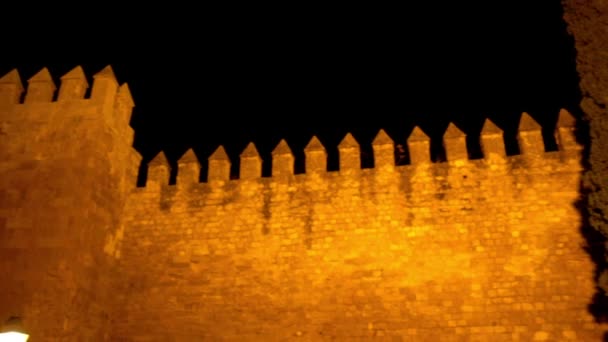 Almodovar Tor arabischen Ursprungs oder nogal Tor (bab al-chawz) oder badajoz Tor, das eines der Tore zur Westmauer bildet, die heutzutage von mittelalterlichen Bezirken von Cordova, Spanien erhalten sind. — Stockvideo