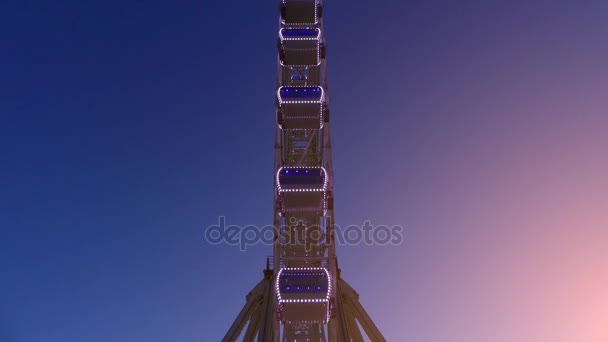 La ruota panoramica di Malaga, conosciuta anche come Noria Mirador Princess, è una ruota panoramica stellare alta 70 metri con sede nel porto di Malaga, in Spagna. Attrazione offre una vista panoramica mozzafiato fino a 30 chilometri . — Video Stock