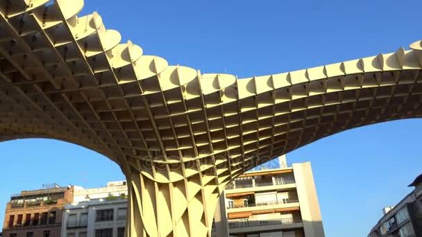 Metropol Parasol (Las Setas de la Encarnacion, inkarnations svamp) är träkonstruktion av tyska arkitekten Jurgen Mayer ligger i gamla kvarteren i Sevilla, Andalusien, Spanien. — Stockvideo