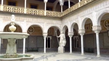 Sevilla, İspanya, daimi ikamet Medinaceli Dukes, Rönesans İtalyan ve Mudéjar stilleri, prototip Endülüs Sarayı'nın Endülüs sarayda La Casa de Pilatos (Pilate ev) olduğunu.