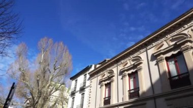 Bibataubin bakire Angustias, Batallas Çeşmesi ve Mariana Pineda Meydanı Bazilikası arasında yer alır. Barok görünümlü bina ile Cuonsultivo Konseyi Andalusia, İspanya.