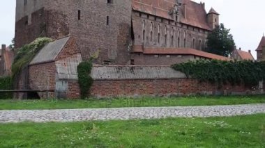 Castle, Germen sırasına göre Malbork yüzey alanı tarafından dünyanın en büyük kalesidir. Bir Ordensburg kale şeklinde Töton Şövalyeleri tarafından Marienburg, Prusya içinde inşa edilmiş.