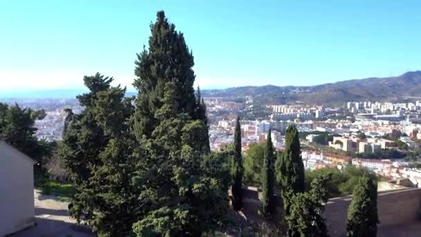 Alcazar de Gibralfaro är slottet befästningen ligger i spanska staden Malaga. Feniciska inhägnad innehöll fyr som ger namn till hill Gibralfaro (Jbel-Faro, eller montera av fyren). — Stockvideo
