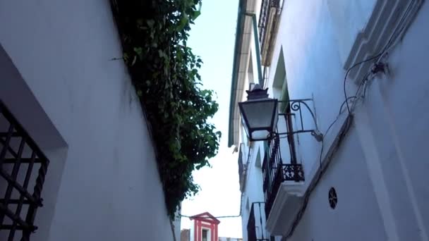 Edificios antiguos en la calle de Córdoba, Andalucía, España — Vídeos de Stock