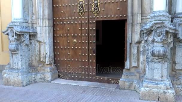 Muzeum z obří mešita-katedrála Cordoba, také známý Mezquita, jehož církevní jméno je chrám Panny Marie Nanebevzetí je katolická katedrála diecéze v Andalusie, Španělsko — Stock video