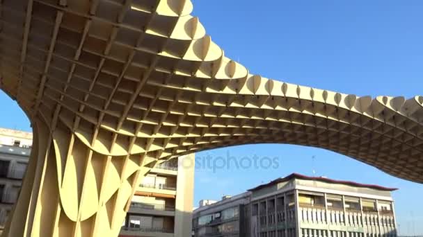 Metropol Parasol (Las op de la Encarnacion, incarnatie van paddestoelen) is een houten structuur door de Duitse architect die Jürgen Mayer in de oude wijk van Sevilla, Andalusie, Spanje gelegen. — Stockvideo