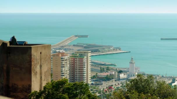 Port w Maladze. Malaga jest gmina, w wspólnocie autonomicznej Andaluzja, Hiszpania. Najbardziej wysuniętym na południe duże miasto w Europie, leży na Costa del Sol z Morza Śródziemnego. — Wideo stockowe