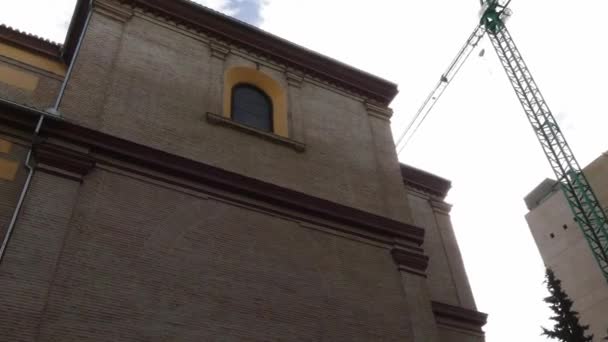 Iglesia de Sant Antonio en la calle Recogidas de Granada. Granada es una ciudad en la comunidad autónoma de Andalucía, España, situada a los pies de las montañas de Sierra Nevada, sobre los ríos Beiro, Darro, Genil y Monachil. . — Vídeos de Stock