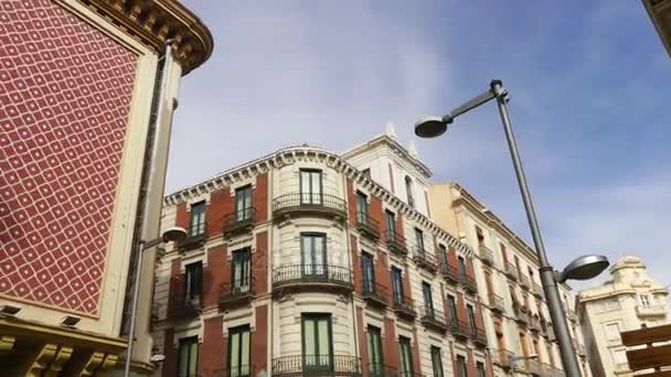 Rua Recogidas em Granada. Granada é uma cidade na comunidade autónoma da Andaluzia, Espanha, localizada aos pés das montanhas da Serra Nevada, nos rios Beiro, Darro, Genil e Monachil . — Vídeo de Stock