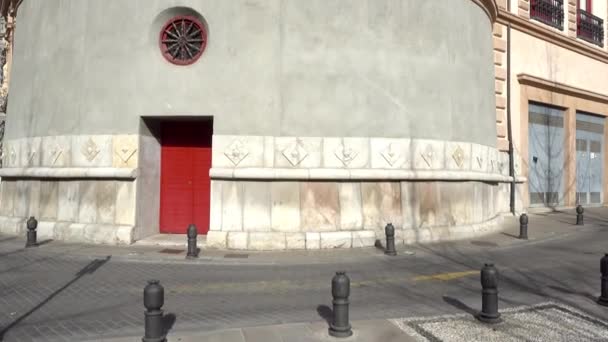 Bibataubin se encuentra entre la basílica de la Virgen de Angustias, Fuente de Batallas y Plaza de Mariana Pineda. Edificio de aspecto barroco con Consejo Cuonsultivo de Andalucía, España . — Vídeos de Stock