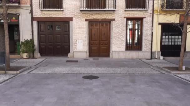 Woning op straat Carrera de la Virgen in Granada. Granada is stad in de autonome gemeenschap van Andalusië, gelegen aan de voet van de Sierra Nevada bergen, op rivieren Beiro, Darro en Genil Monachil. — Stockvideo