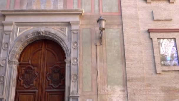 Iglesia de Sant Antonio en la calle Recogidas de Granada. Granada es una ciudad en la comunidad autónoma de Andalucía, España, situada a los pies de las montañas de Sierra Nevada, sobre los ríos Beiro, Darro, Genil y Monachil. . — Vídeos de Stock