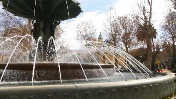 Fuente de Granadas en Plaza del Humilladero. Granada es una ciudad en la comunidad autónoma de Andalucía, España, situada a los pies de las montañas de Sierra Nevada, sobre los ríos Beiro, Darro, Genil y Monachil. . — Vídeo de stock