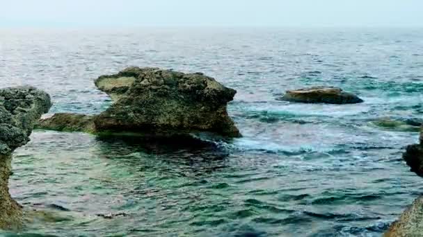 Wellen brechen an Felsen an der bulgarischen Schwarzmeerküste bei Sosopol.