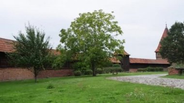 Castle, Germen sırasına göre Malbork yüzey alanı tarafından dünyanın en büyük kalesidir. Bir Ordensburg kale şeklinde Töton Şövalyeleri tarafından Marienburg, Prusya içinde inşa edilmiş.