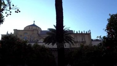 Portakal bahçesi (Patio de los Naranjos) kuzey kesiminde, büyük Camii-katedral Cordoba, Endülüs, İspanya Endülüs (Mağribi mimarisi) da bilinen yer alır