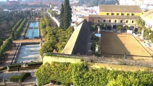 Alcazar de los Reyes Cristianos (Castelo dos Monarcas Cristãos) em Córdoba, Andaluzia, Espanha. Fortaleza serviu como uma das residências primárias de Isabel I de Castela e Fernando II de Aragão . — Vídeo de Stock