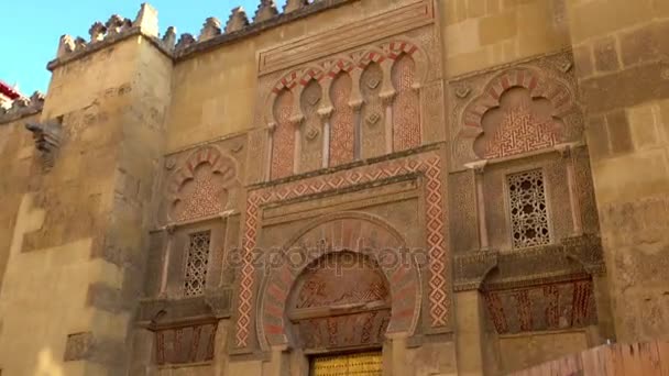 Antigua Capilla burgemeester in grote moskee-kathedraal van Cordoba, ook bekend van de Mezquita, wiens kerkelijke kathedraal van onze lieve vrouw van veronderstelling heet is de katholieke kathedraal van het bisdom in Andalusie, Spanje — Stockvideo