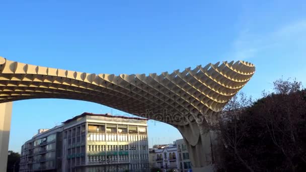 Metropol Parasol (Las Setas de la Ενκαρνασιόν, ενσάρκωση του μανιτάρια) είναι ξύλινη δομή Γερμανού αρχιτέκτονα Jurgen Mayer βρίσκεται στην παλιά συνοικία της Σεβίλης, στην Ανδαλουσία, Ισπανία. — Αρχείο Βίντεο