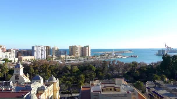 在马拉加市的市政厅 （市政大楼）。马拉加是西班牙的安达卢西亚自治区社区自治市。在欧洲最南端的大城市，它位于地中海太阳海岸. — 图库视频影像