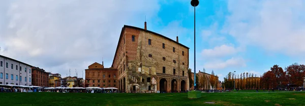 Piazzale della Pace en el centro de Parma, Italia — Foto de Stock