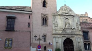 Kilise San Pedro 14. yüzyılda inşa edilmiş bir Gotik Mudéjar tarzı Katolik tapınaktır. Bu şehir Seville, İspanya, Plaza de San Pedro'daki bulunur ve San Pedro bucak ve Juan Bautista ev sahipliği