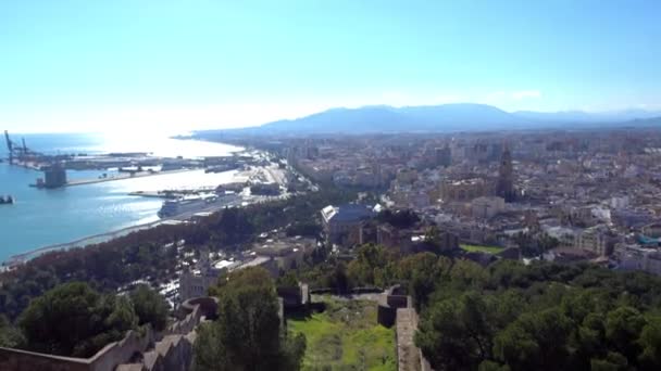 Alcazar de Gibralfaro è una fortificazione del Castello situata nella città spagnola di Malaga. Recinzione fenicia conteneva faro che dà il nome alla collina Gibralfaro (Jbel-Faro, o monte del faro ). — Video Stock