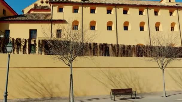 Επισκοπικά Βιβλιοθήκη της Κόρδοβα. Ερημίτες Αγίου μαρτύρων ανεγερθεί στο Xviii αιώνα. Κόρδοβα είναι πόλη στην Ανδαλουσία, Νότια Ισπανία και πρωτεύουσα της επαρχίας της Κόρδοβα. — Αρχείο Βίντεο