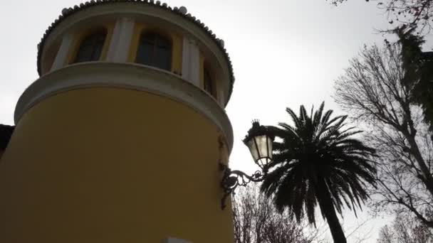 Openbare bibliotheek Municipal op Plaza del Humilladero in Granada. Het is een stad in de autonome gemeenschap van Andalusië, Sierra Nevada bergen, op rivieren Beiro, Darro en Genil Monachil. — Stockvideo