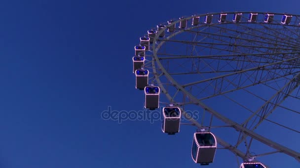 Malaga Ferris Wheel, také známý jako Noria Mirador princezna, je hvězdný, 70 metrů vysoká kola se sídlem v port Malaga, Španělsko. Atrakci nabízí dech beroucí panoramatické výhledy až do 30 km. — Stock video