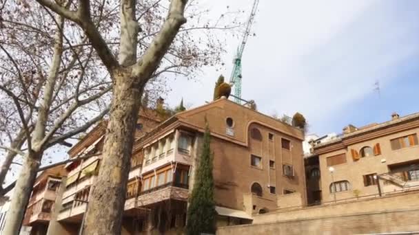 Allee de la bomba in granada. Granada ist eine Stadt in der autonomen Region Andalusien, Spanien, am Fuße der Sierra Nevada, an den Flüssen Beiro, Darro, Genil und Monachil. — Stockvideo