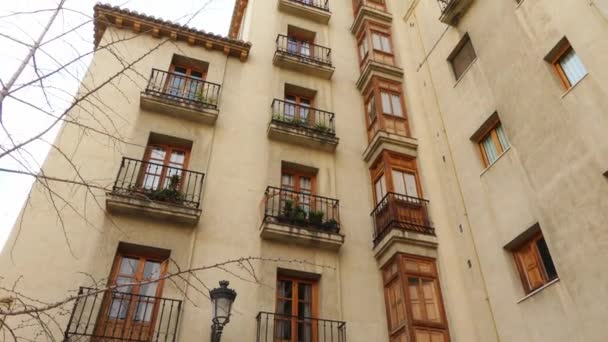 Plaza del Campillo Bajo Granada şehrinde. Sierra Nevada Dağları, Beiro, Darro, Genil ve Monachil nehirler üzerinde ayak, otonom Endülüs, İspanya, şehirde bulunan Granada olduğunu. — Stok video