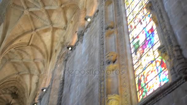 LISBOA, PORTUGAL - MARTE 27 2016: Monasterio de Jerónimos o Monasterio de Jerónimos, es el monasterio de la Orden de San Jerónimo cerca del río Tajo en la parroquia de Belem, en Lisboa Municipio, Portugal . — Vídeo de stock