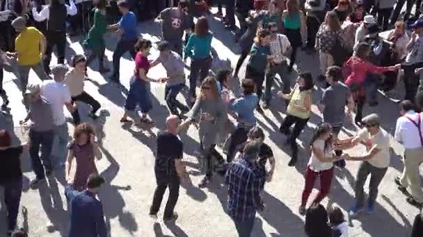 Malaga, spanien - 22. januar 2017: tanz mit orchester auf einem damm in malaga. Malaga ist eine Gemeinde in der autonomen Region Andalusien, Spanien. südlichste Großstadt Europas. — Stockvideo