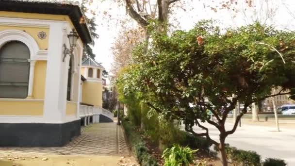 Biblioteca Pública Municipal na Plaza del Humilladero em Granada. É cidade em comunidade autônoma de Andaluzia, Espanha, de montanhas de Sierra Nevada, em rios Beiro, Darro, Genil e Monachil . — Vídeo de Stock