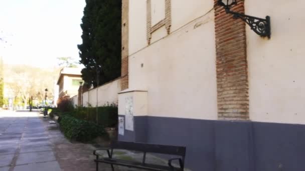 Trinkbrunnen in der Nähe der Pfarrei San José de Calasanz in der Gasse Los Basilio in der Nähe des Flusses Genil in Granada. Granada ist eine Stadt in der autonomen Gemeinschaft von Andalusien, Spanien — Stockvideo