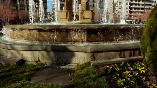 Fontanna w Plaza del Campillo w Granadzie. Granada to miasto w wspólnocie autonomicznej Andaluzja, położony u podnóża gór Sierra Nevada, na rzekach Beiro, Darro, Genil i Monachil. — Wideo stockowe