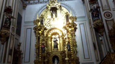 Granada, İspanya - 29 Ocak 2017: Calle Recogidas Granada, Sant Antonio kilise. Şehirde otonom Endülüs, İspanya ' nın Sierra Nevada Dağları eteğinde bulunan Granada olduğunu.