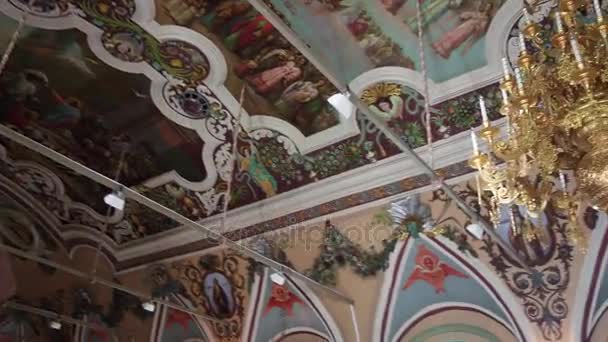SERGIEV POSAD, RUSIA - 8 DE JUNIO DE 2016: Iglesia de San Sergio con Refectorio (llamada Iglesia Refectoria) en la Trinidad Lavra . — Vídeo de stock