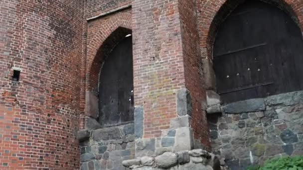 Slott av tyska orden i Malbork är största slottet i världen av yta. Den byggdes i Marienburg, prussiaen av tyska orden, i form av en längre fästning. — Stockvideo